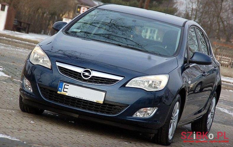 2012' Opel Astra photo #1