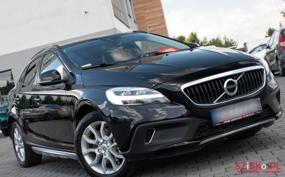 2017' Volvo V40 Cross Country photo #2
