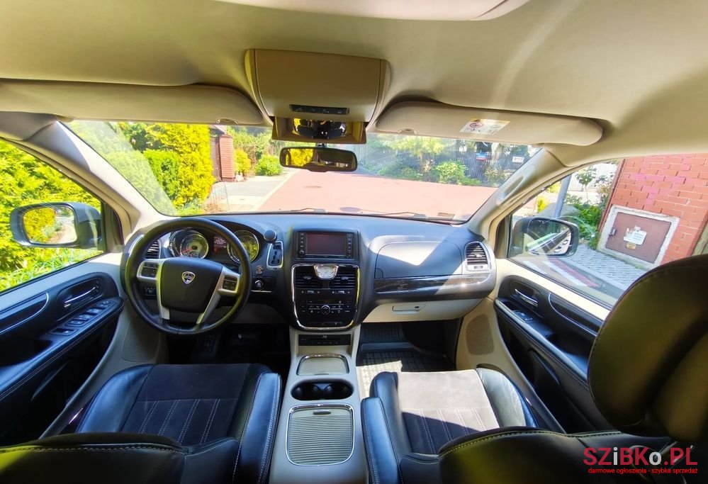 2013' Lancia Voyager 3.6 Platinum photo #2
