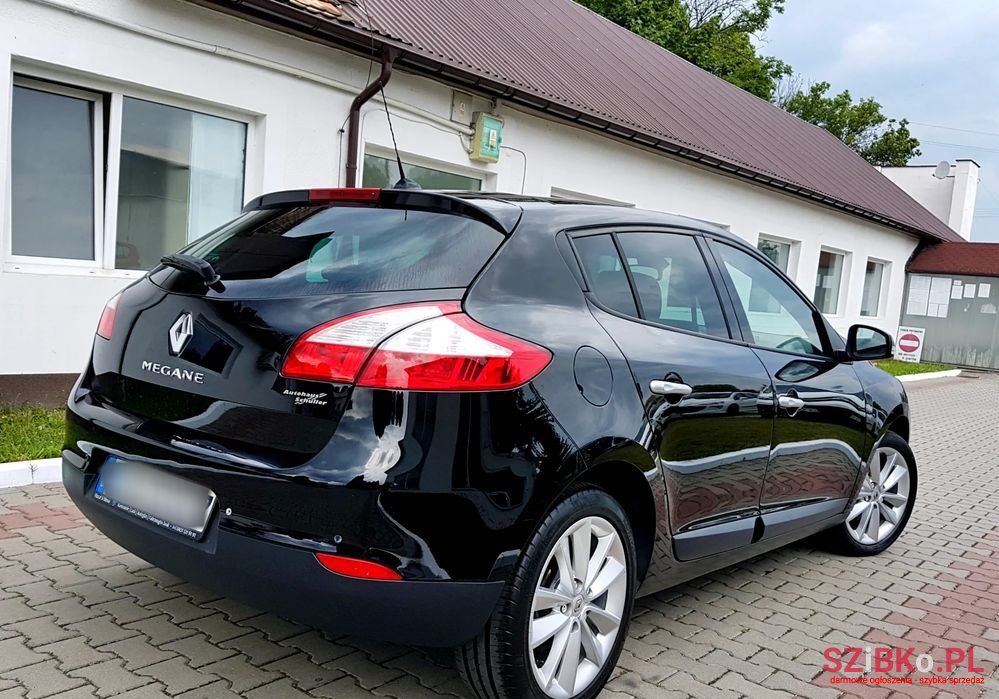 2011' Renault Megane photo #2