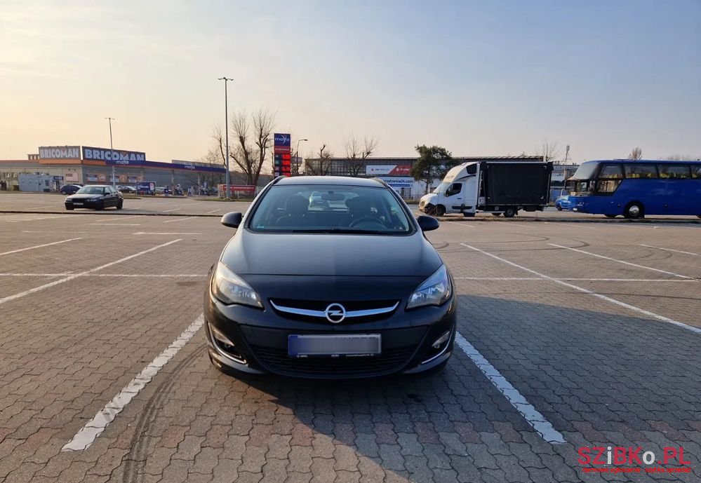 2013' Opel Astra photo #1