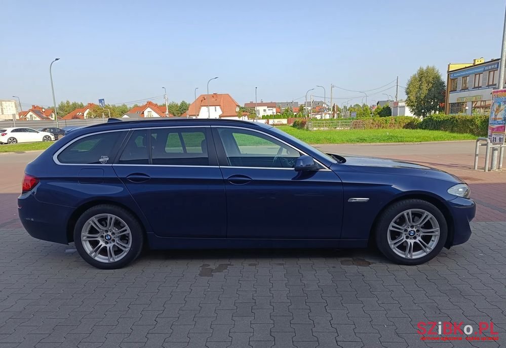 2011' BMW 5 Series 520D photo #3