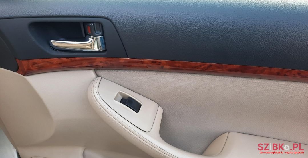 2004' Toyota Avensis photo #6