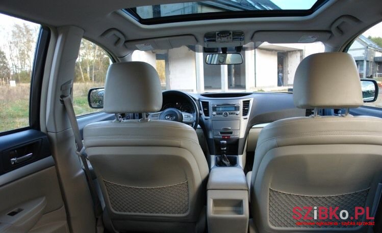 2011' Subaru Outback photo #3