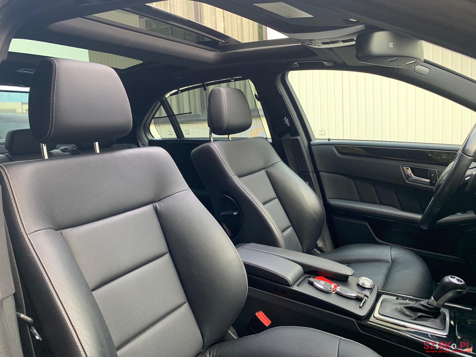 2011' Mercedes-Benz E 220 AMG Paket photo #7