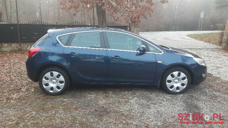 2010' Opel Astra photo #5