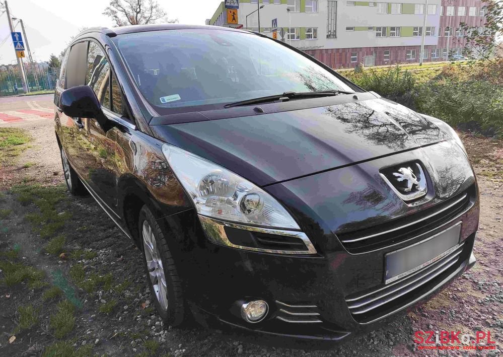 2011' Peugeot 5008 photo #6