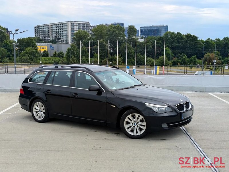 2009' BMW 5 Series 520D Touring photo #1