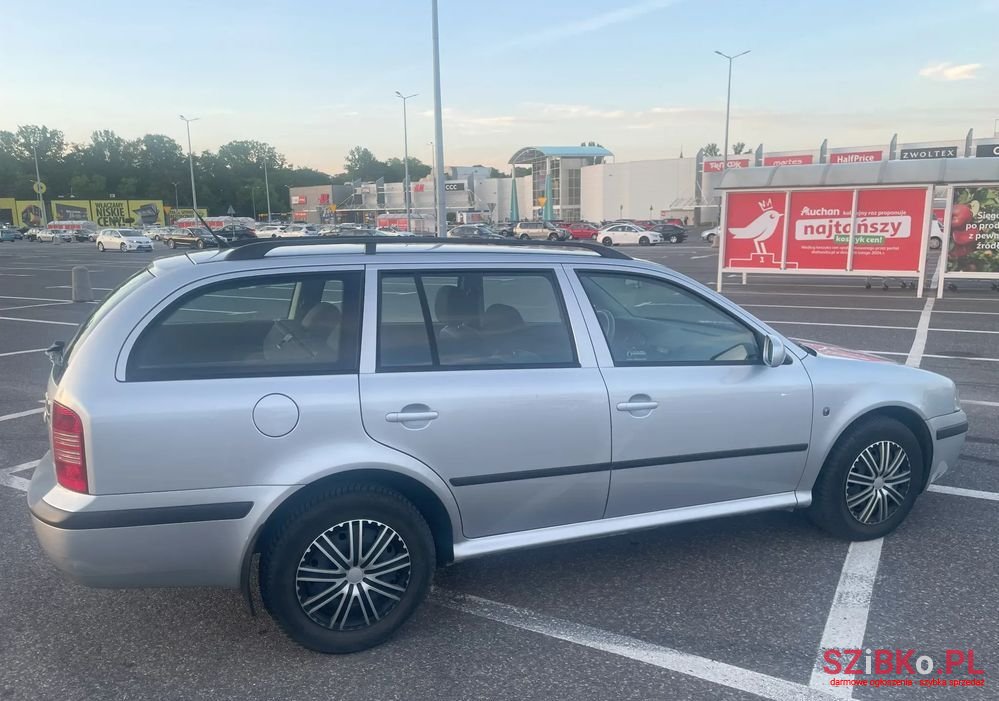 2009' Skoda Octavia 1.9 Tdi Tour photo #2