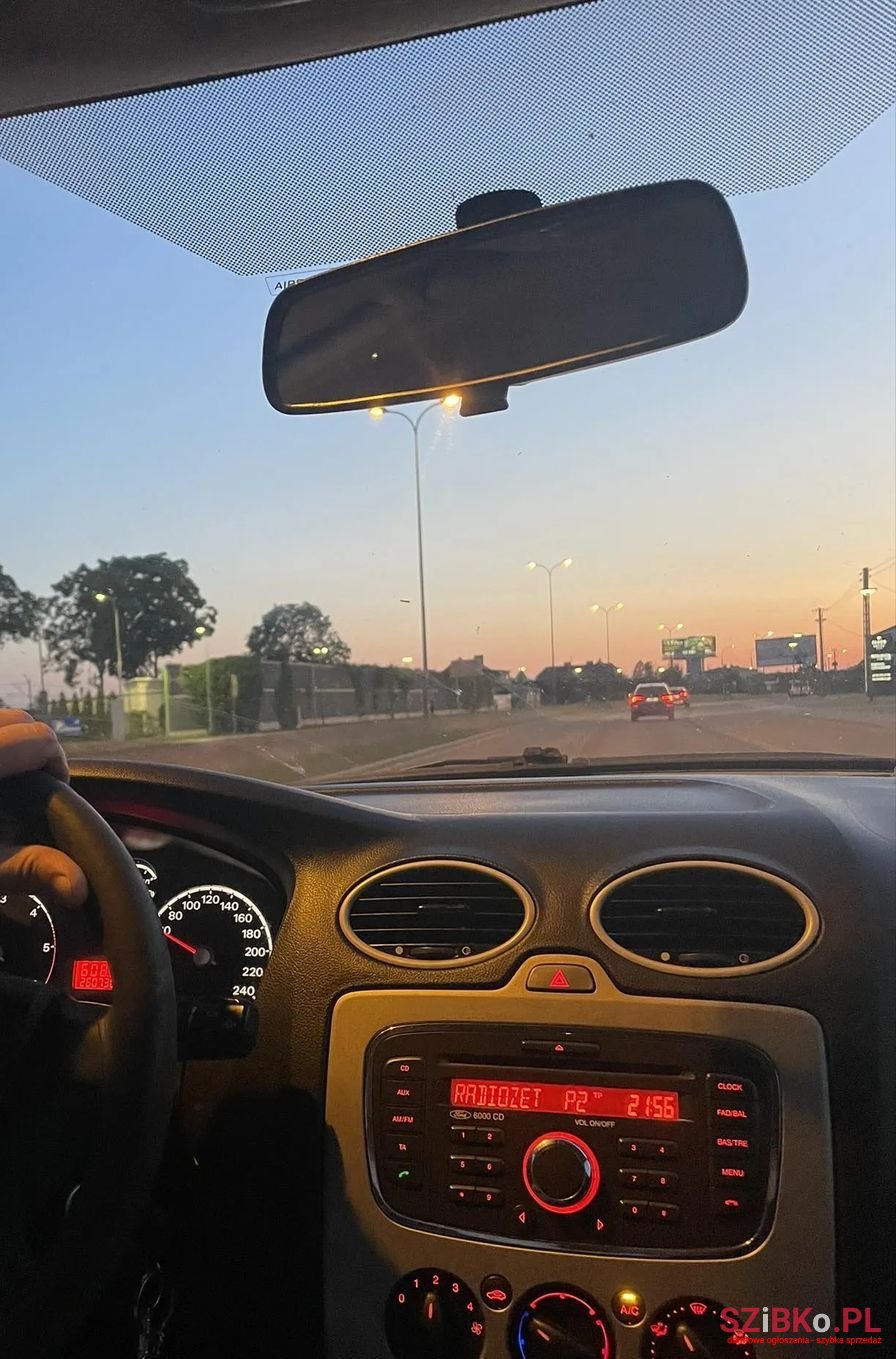 2010' Ford Focus photo #3