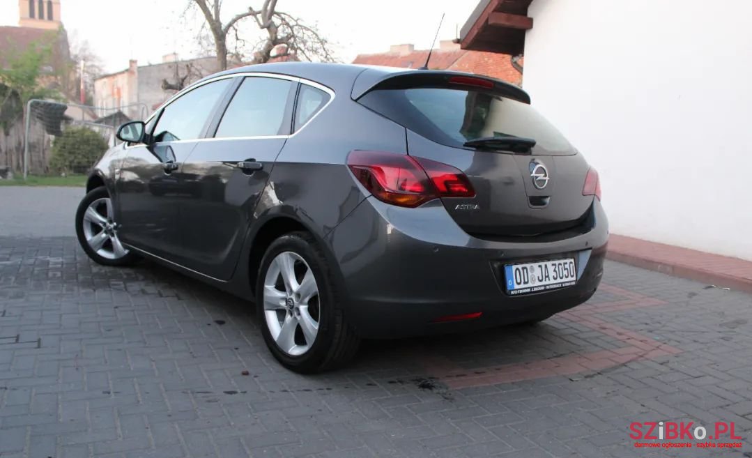 2010' Opel Astra photo #4