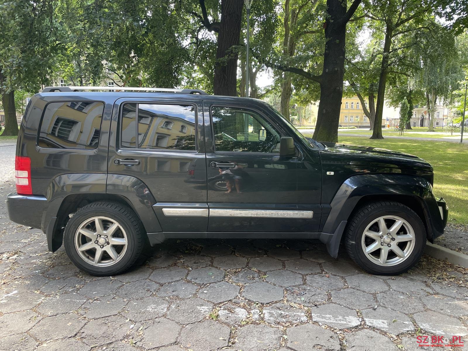 2010' Jeep Cherokee photo #2