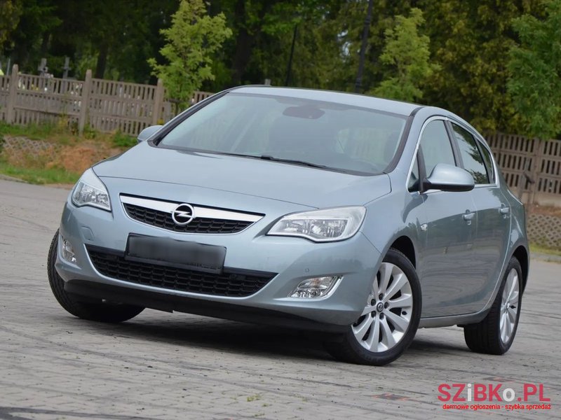 2010' Opel Astra photo #2