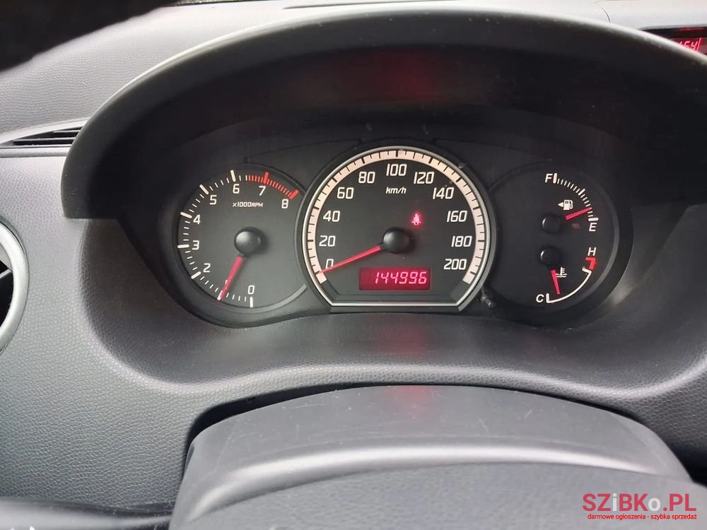 2009' Suzuki Swift 1.3 Sakura photo #2