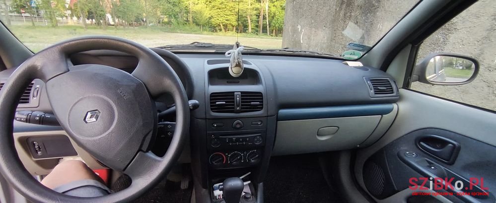 2004' Renault Clio 1.4 16V Privilege photo #2