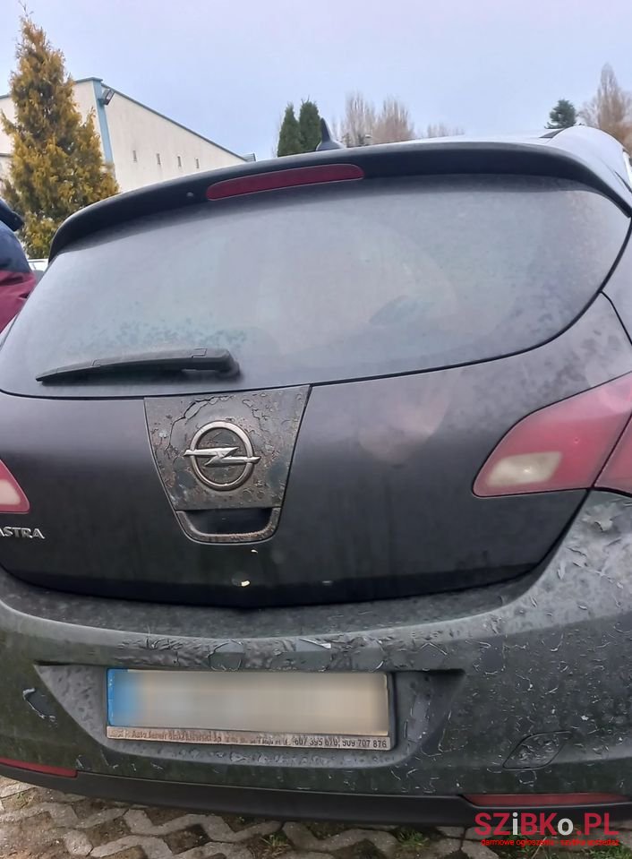 2012' Opel Astra photo #6