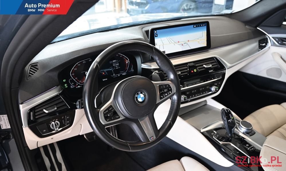 2021' BMW 5 Series 520D Xdrive M photo #3
