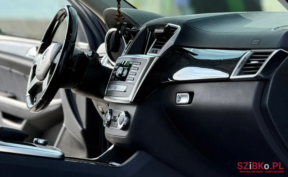 2016' Mercedes-Benz GL photo #6