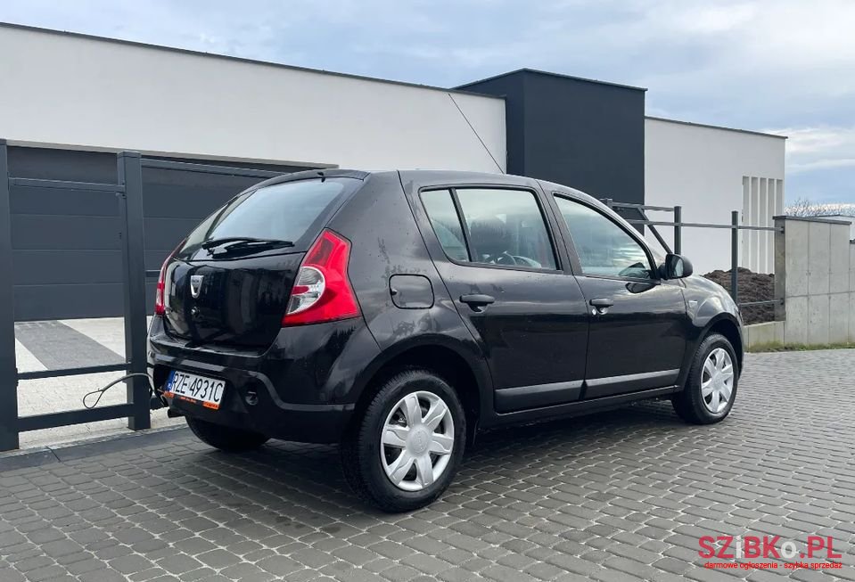 2011' Dacia Sandero photo #4