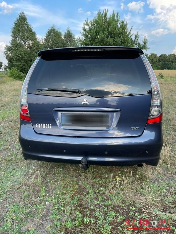 2006' Mitsubishi Grandis photo #3