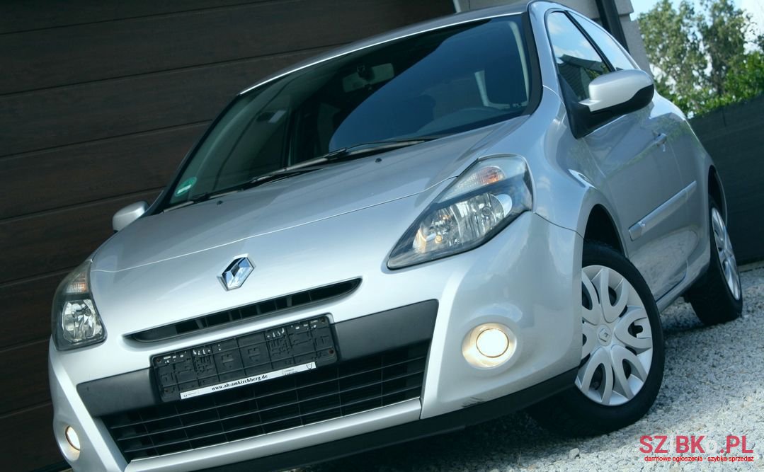 2011' Renault Clio photo #2