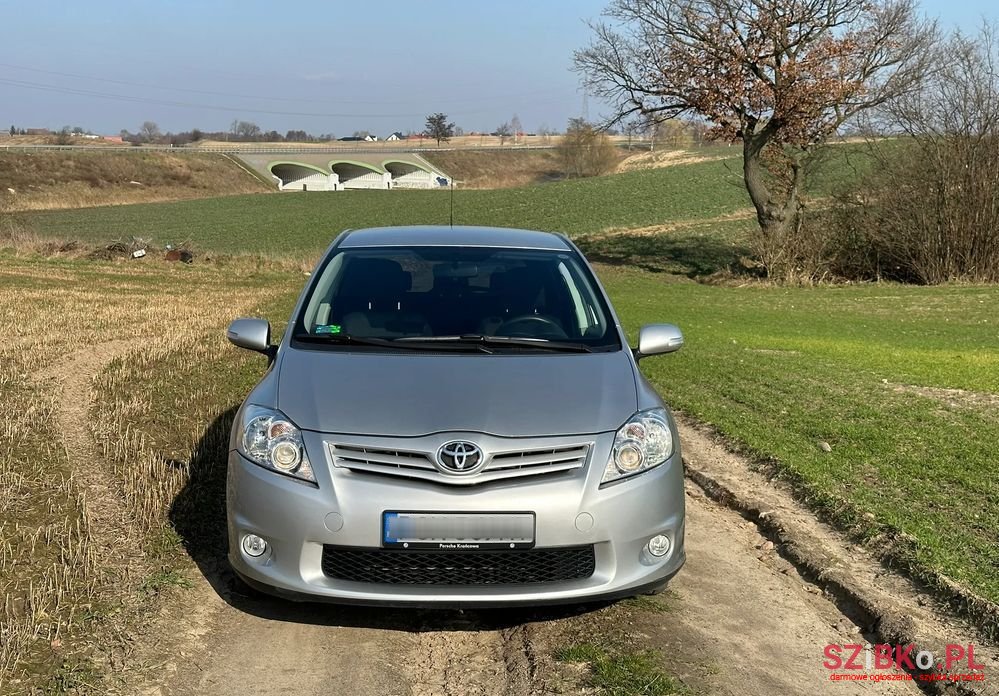 2012' Toyota Auris photo #5