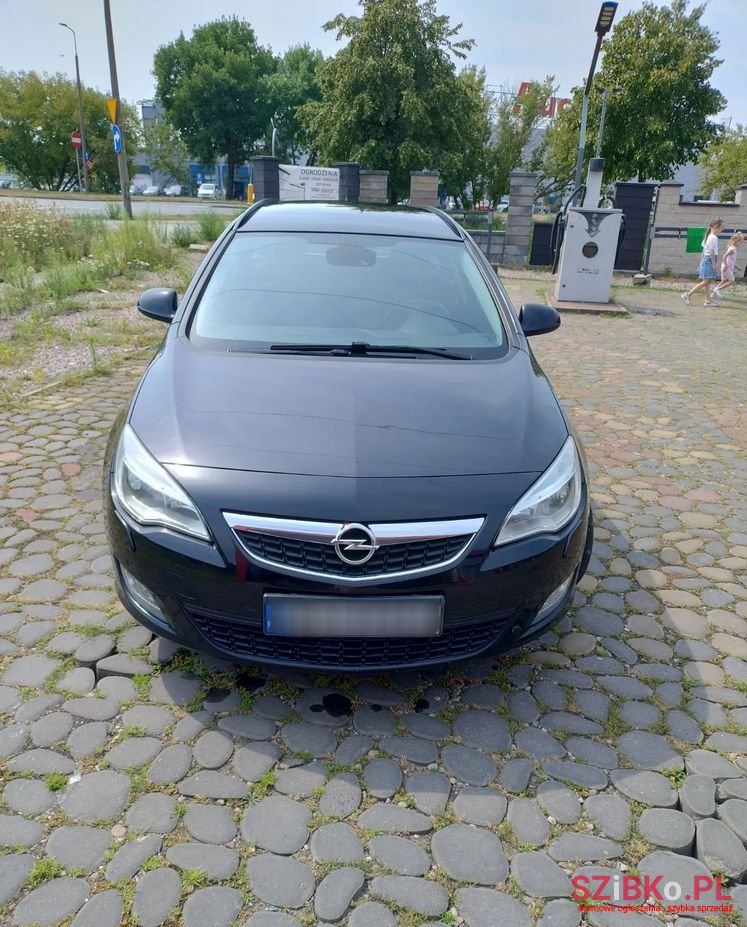 2010' Opel Astra 1.6 Sports Tourer photo #2