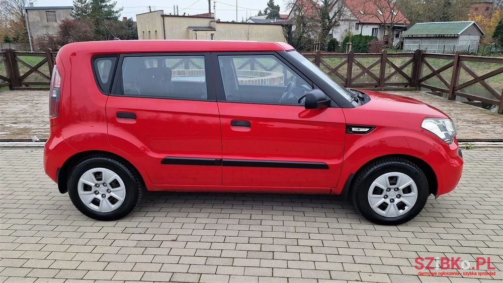 2010' Kia Soul 1.6 Xl photo #2