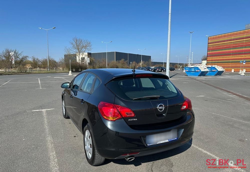 2012' Opel Astra photo #2