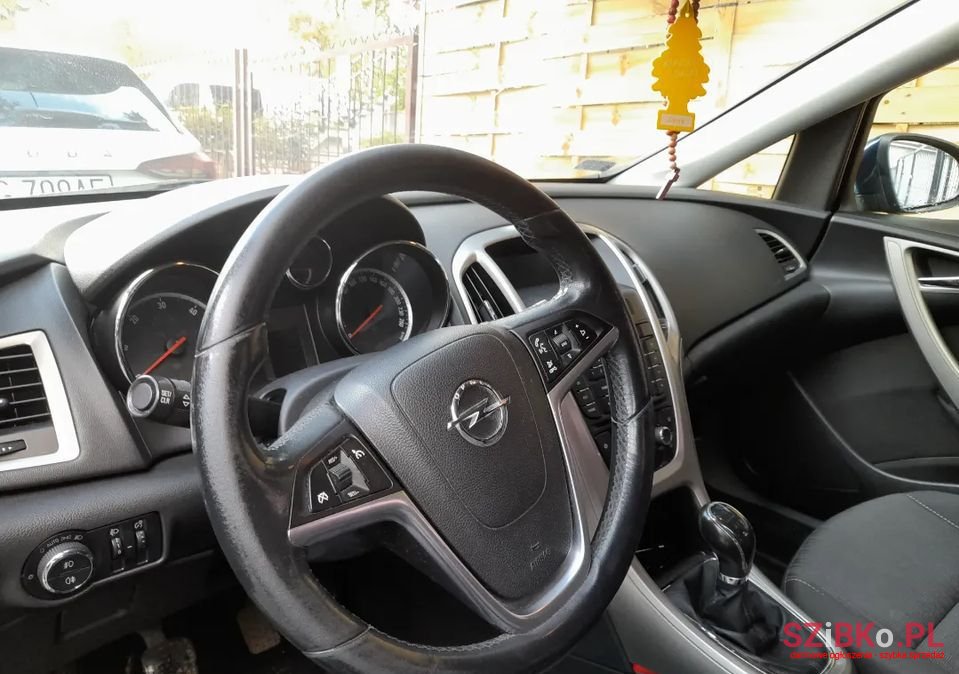 2011' Opel Astra photo #6