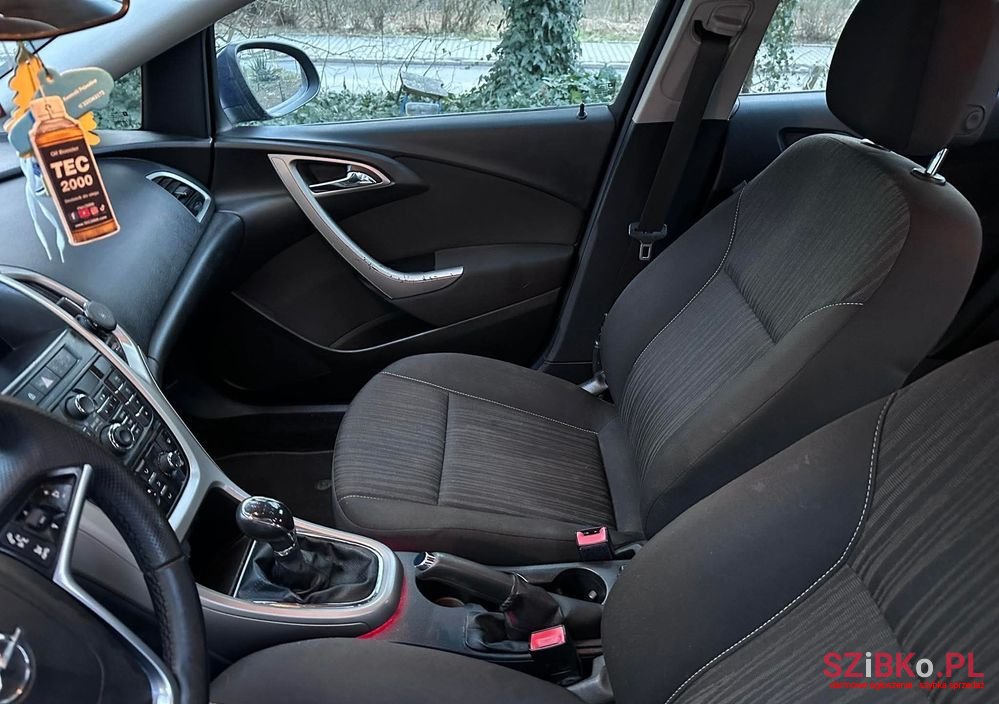 2012' Opel Astra photo #5