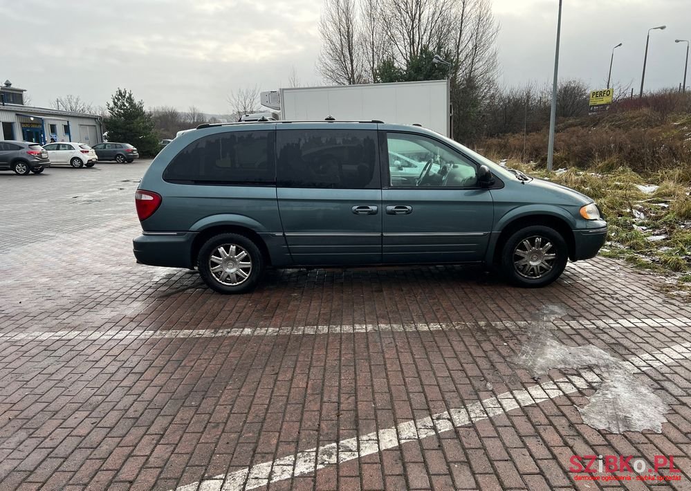 2005' Chrysler Town & Country 3.8 photo #2