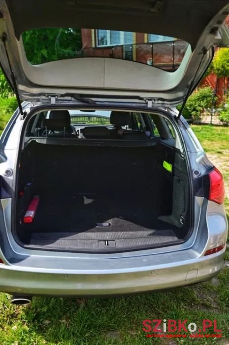 2012' Opel Astra photo #2