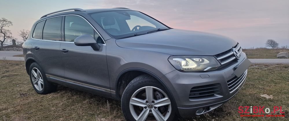 2010' Volkswagen Touareg photo #3