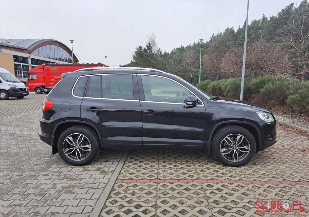 2010' Volkswagen Tiguan photo #2