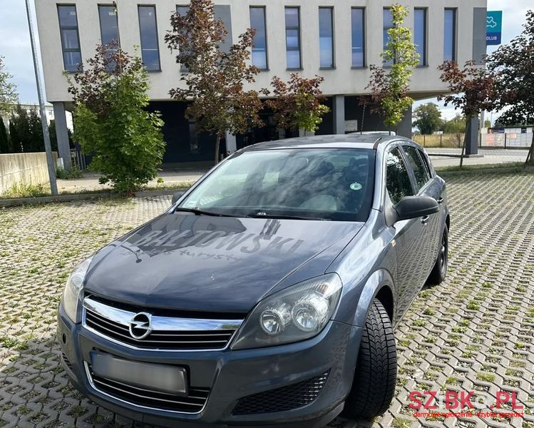 2010' Opel Astra photo #1