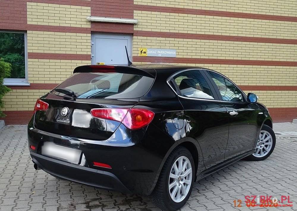 2011' Alfa Romeo Giulietta photo #3