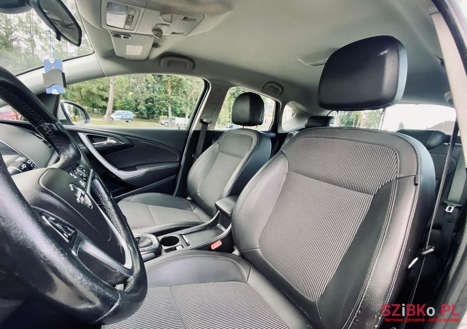 2010' Opel Astra photo #3