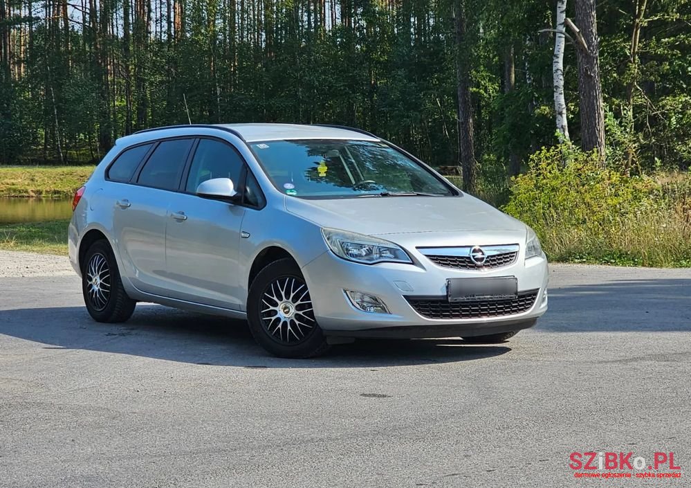 2011' Opel Astra photo #2