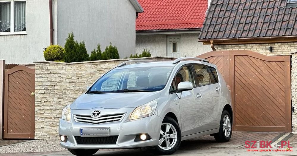 2011' Toyota Verso photo #2