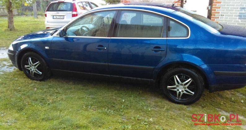 2001' Volkswagen Passat photo #2