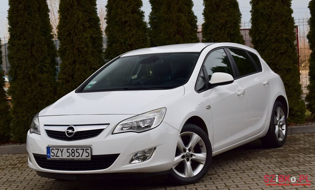 2010' Opel Astra photo #1