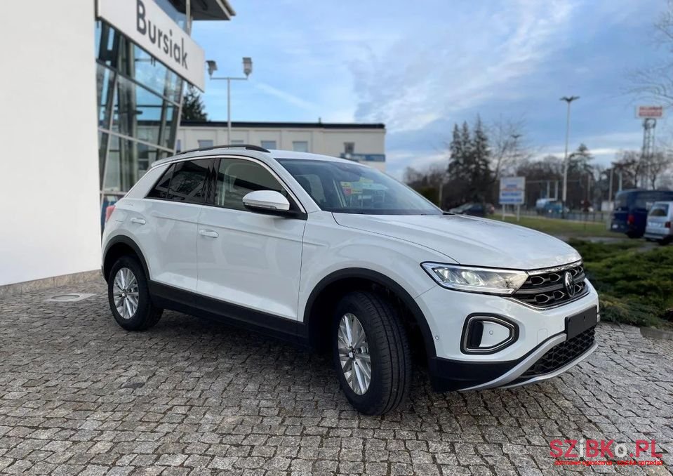 2023' Volkswagen T-Roc photo #2