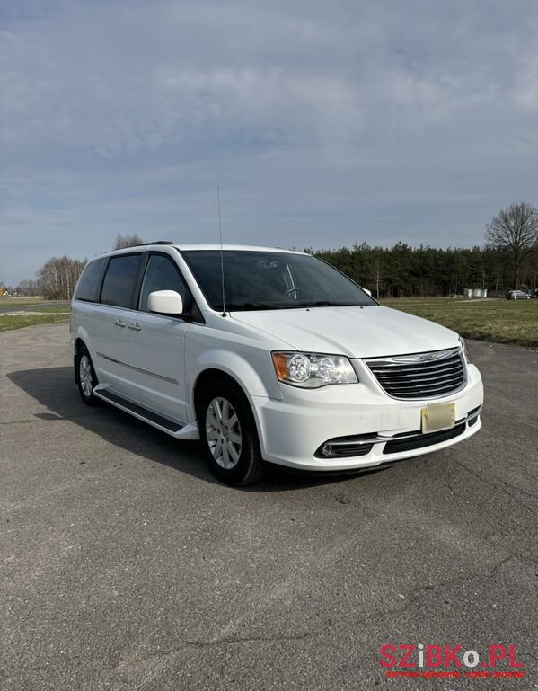 2016' Chrysler Town & Country 3.6 Touring photo #2