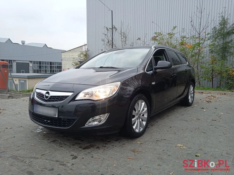 2011' Opel Astra photo #1