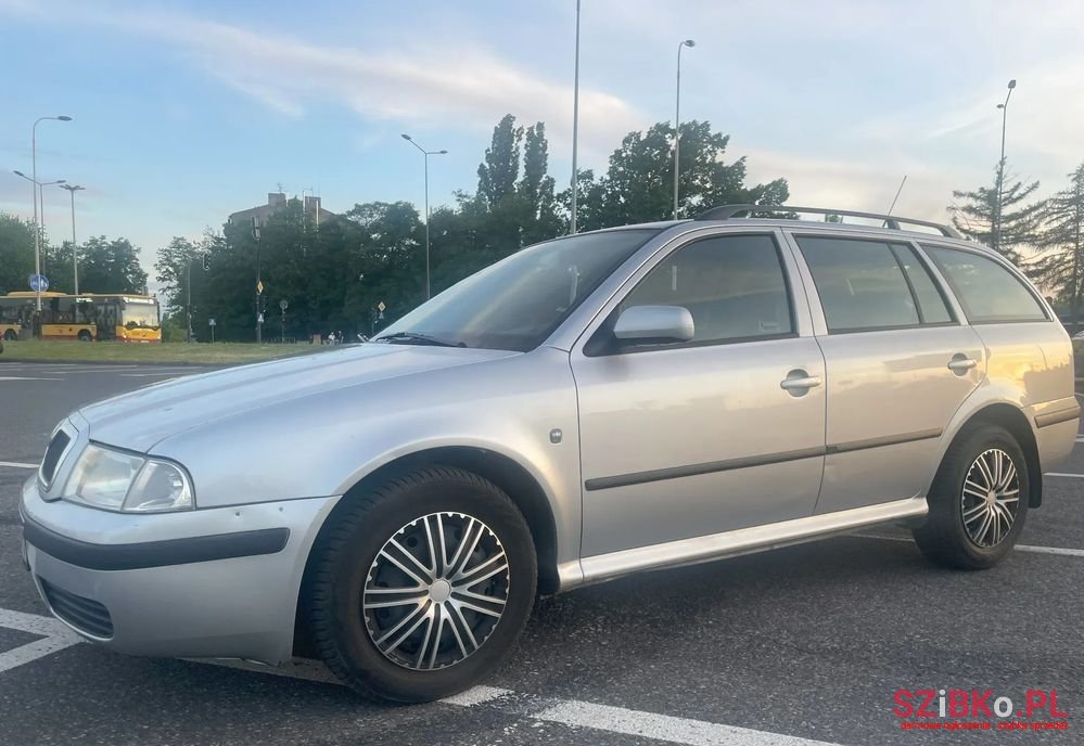 2009' Skoda Octavia 1.9 Tdi Tour photo #3