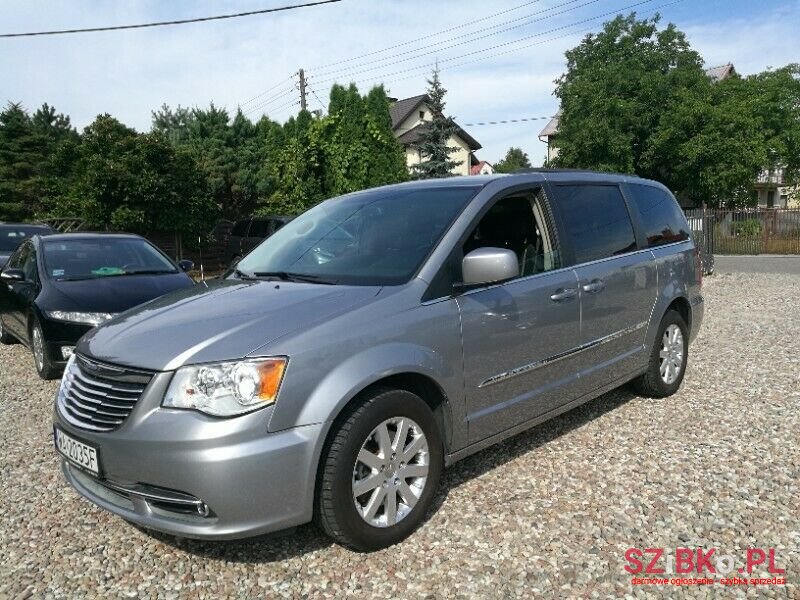 2016' Chrysler Town Country photo #2