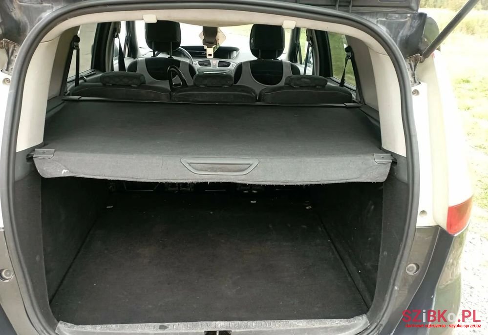 2010' Renault Grand Scenic photo #5