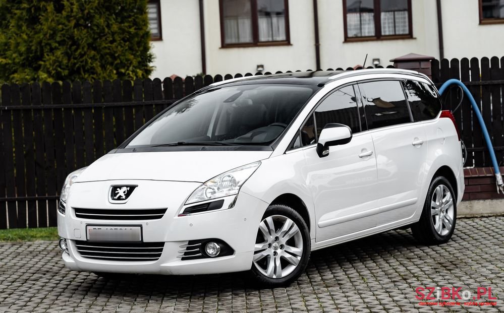 2011' Peugeot 5008 photo #1