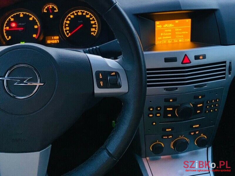 2010' Opel Astra photo #2